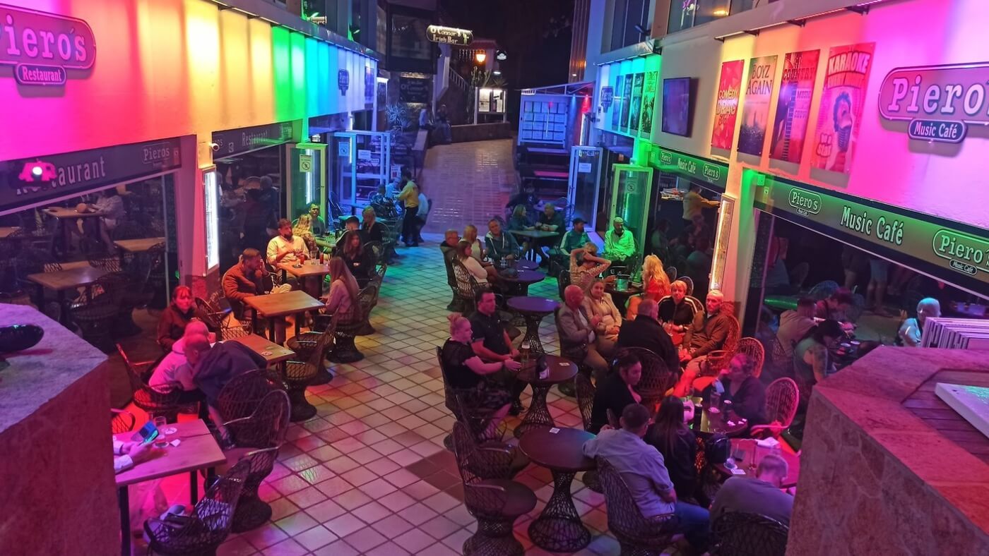 Terrasses animées sous les éclairages nocturnes dans un complexe de Fuerteventura.