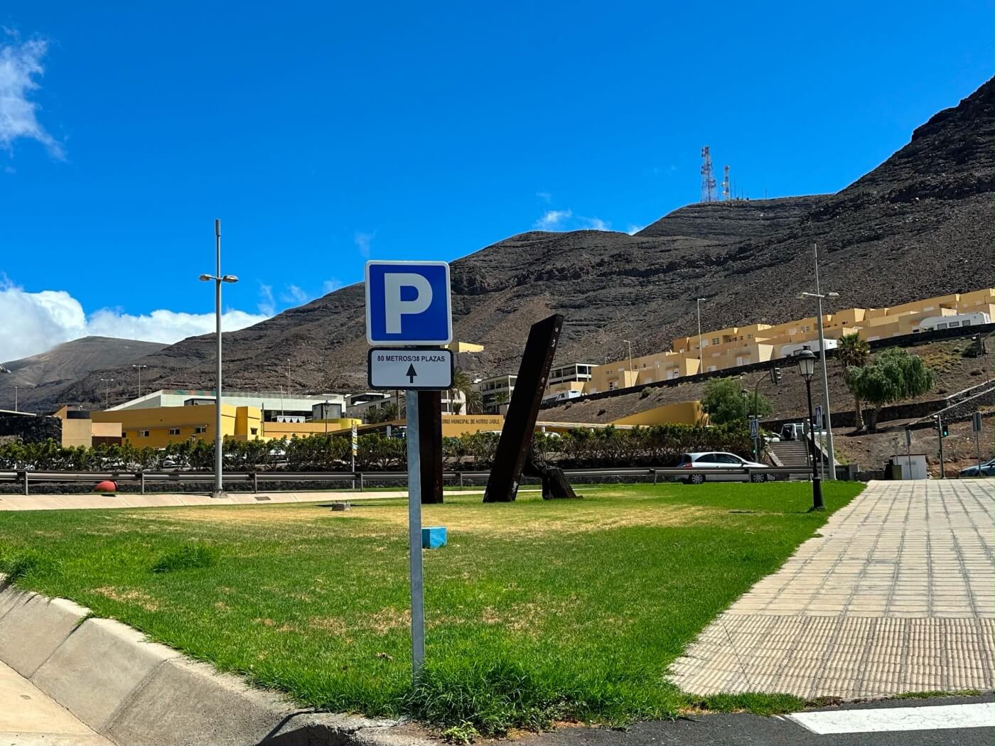 Panneau indiquant un parking à proximité dans le centre de Morro Jable.