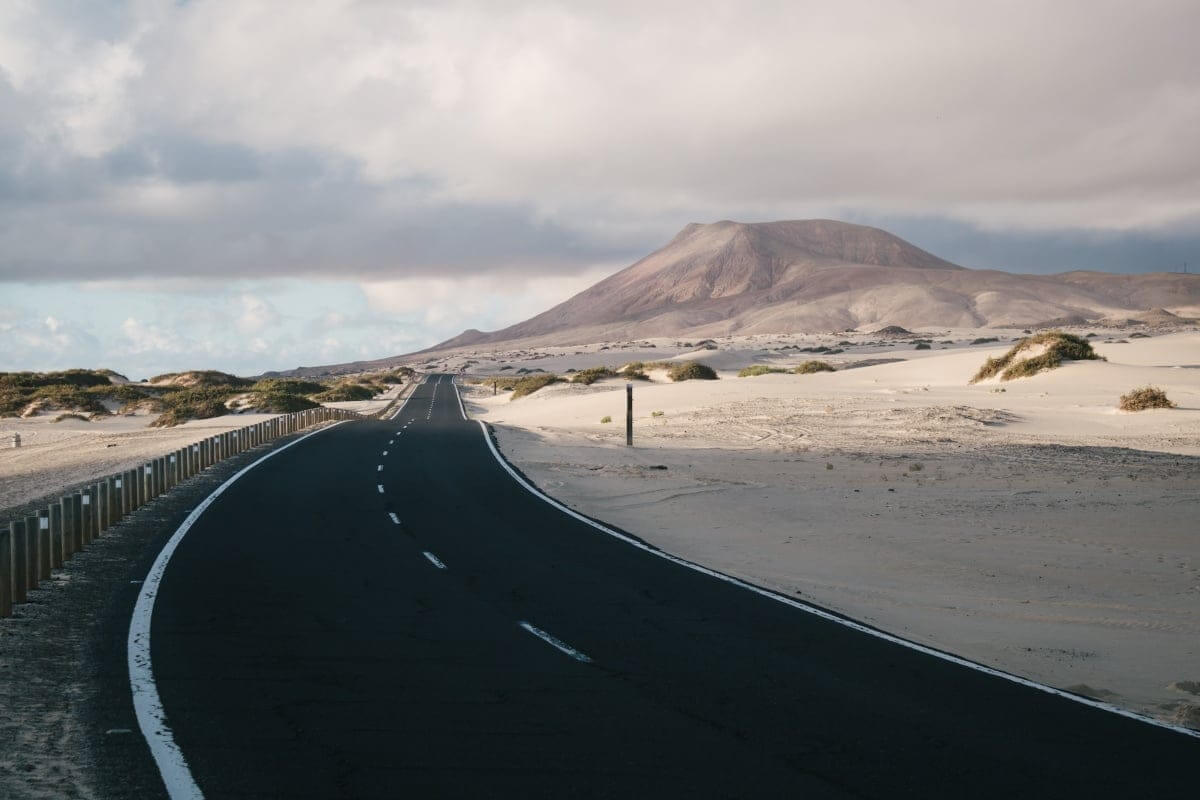 Route FV-1 traversant les dunes du parc naturel de Corralejo.