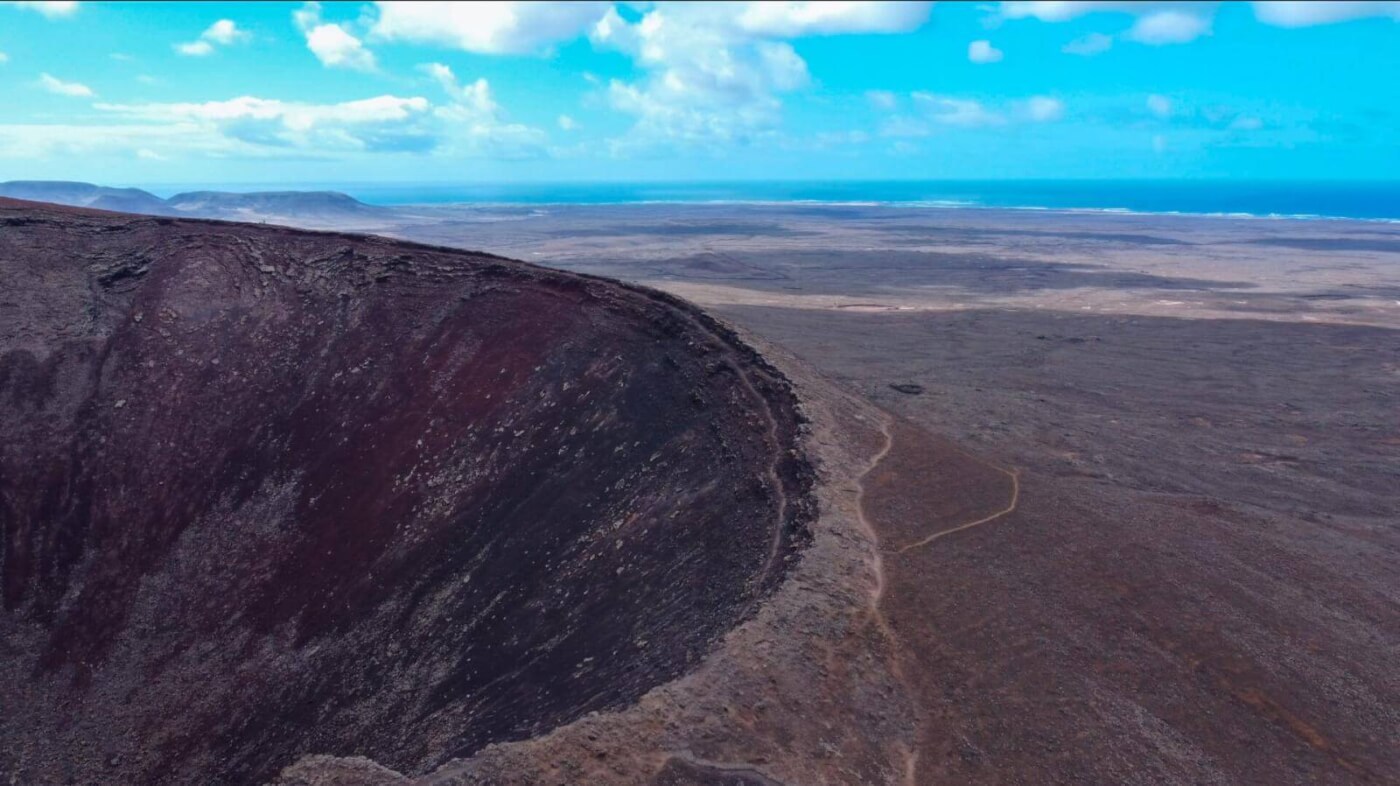 Cratère de Calderón Hondo et sentier dans le paysage volcanique de Lajares.