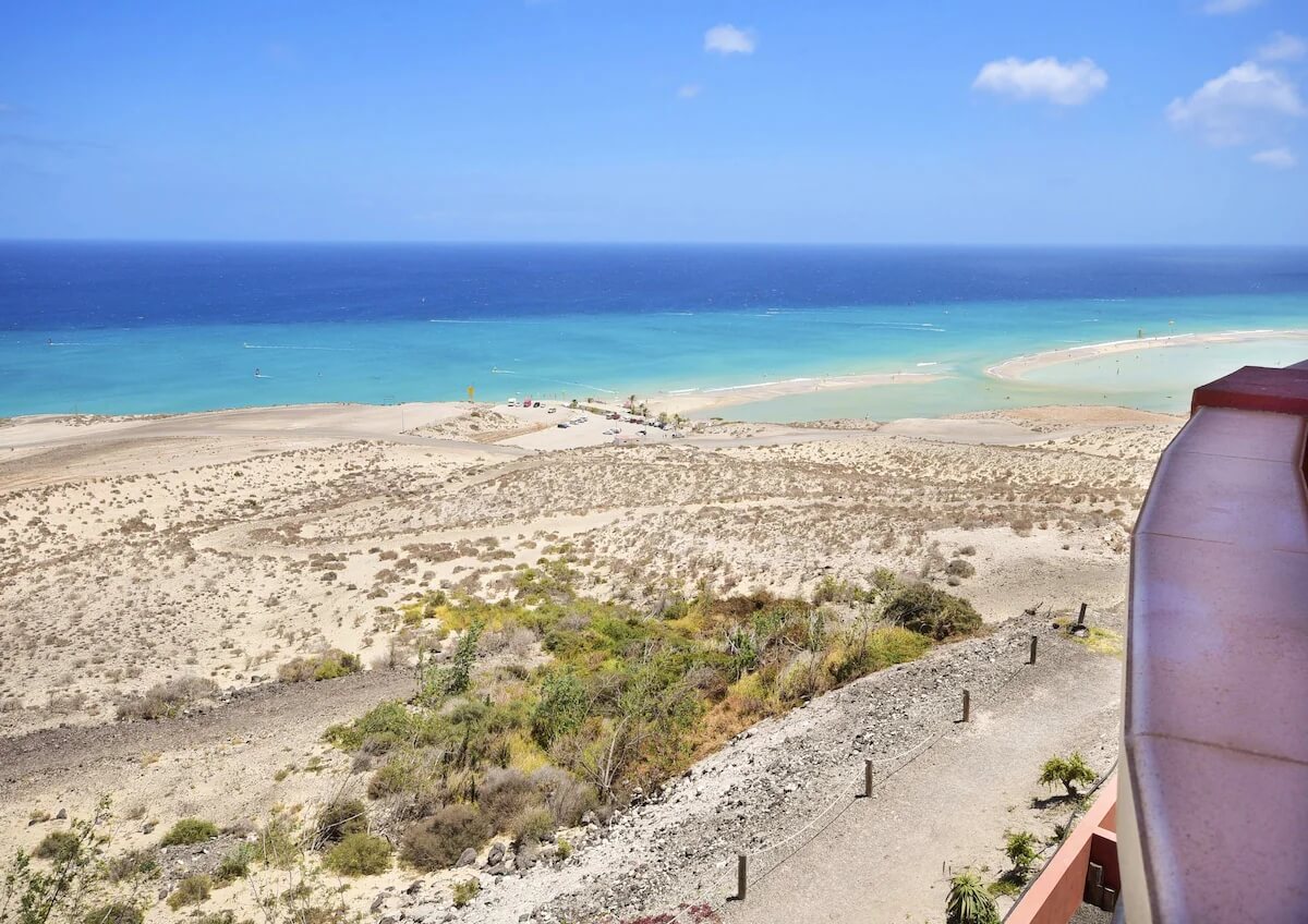 Lagon et plage de Sotavento vus depuis les hauteurs de Costa Calma.