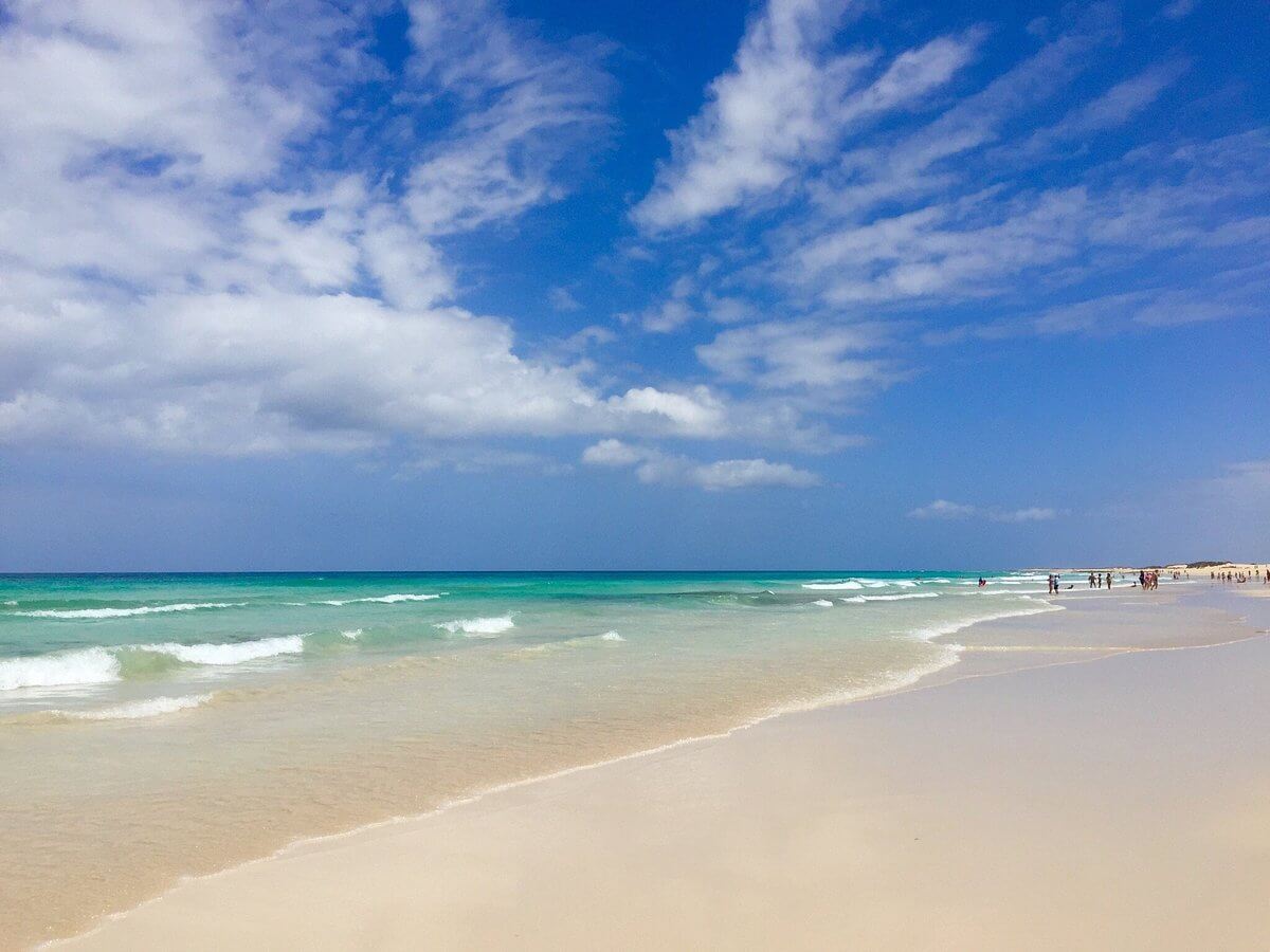 Grande plage de sable clair et mer turquoise près de Corralejo.