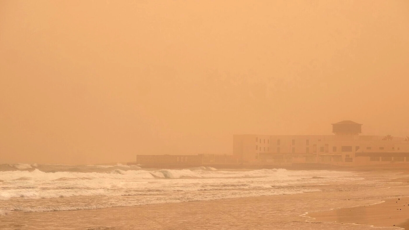 Calima réduisant la visibilité sur le littoral de Fuerteventura.