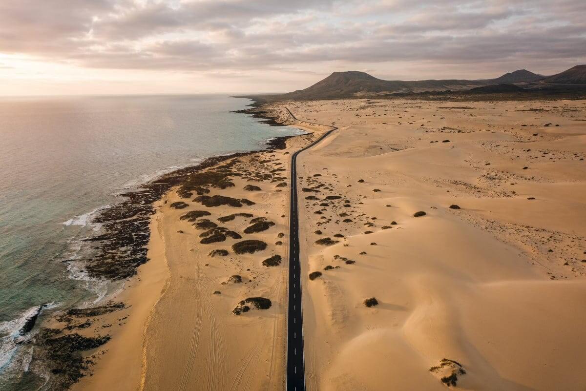 Route traversant les dunes côtières des Grandes Playas de Corralejo.