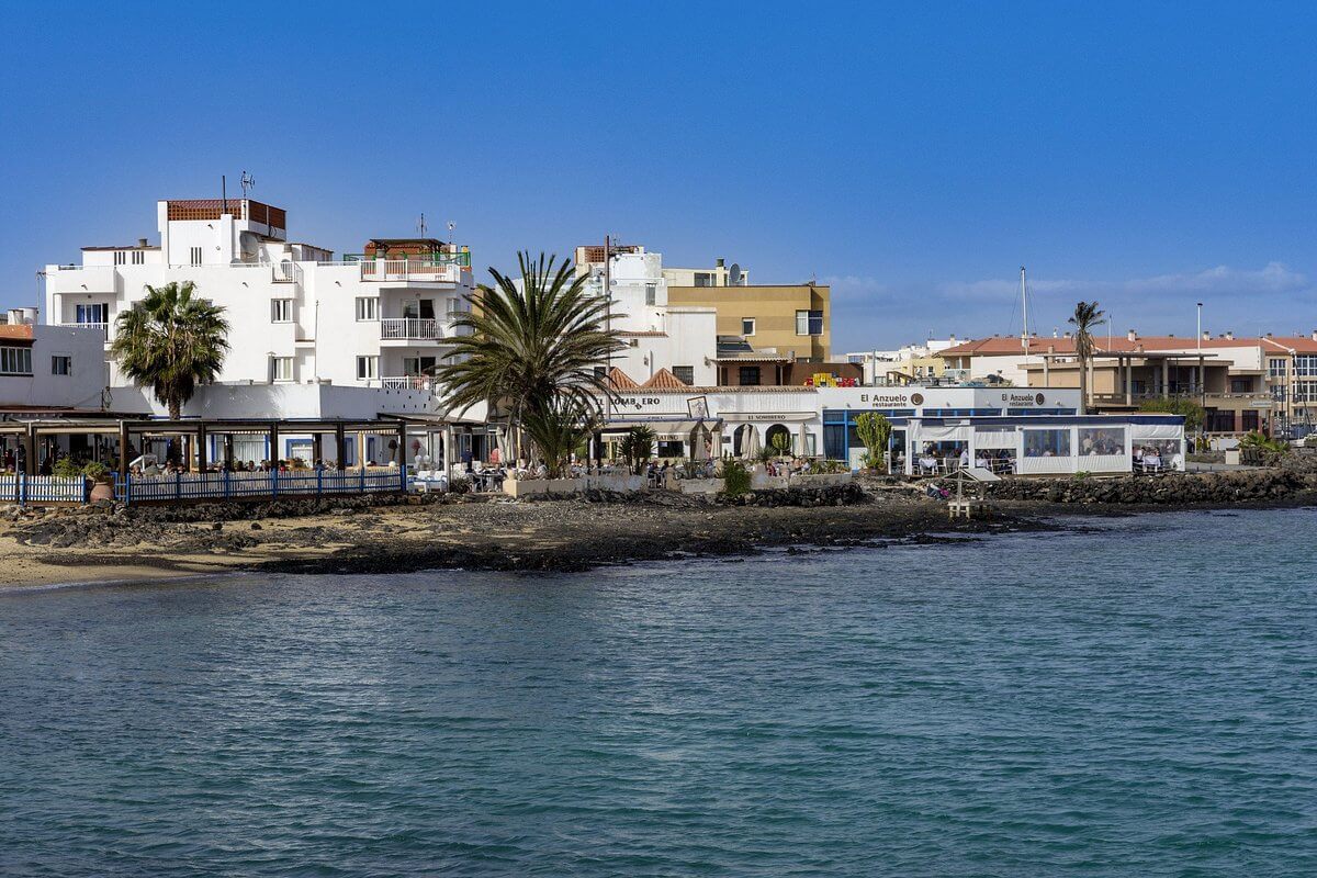 Restaurants et promenade maritime face au port de Corralejo.